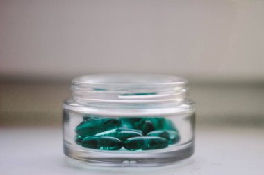 Kavanozda yeşil uyuşturucu