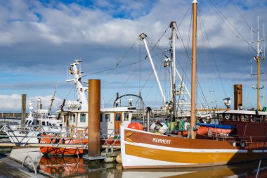 Balıkçı tekneleri bir liman ve mavi gökyüzü