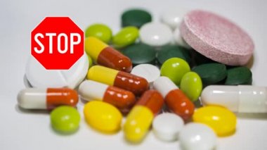 Beyaz arka planda izole edilmiş haplar