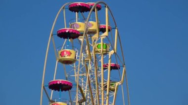 renkli bir dönme dolap