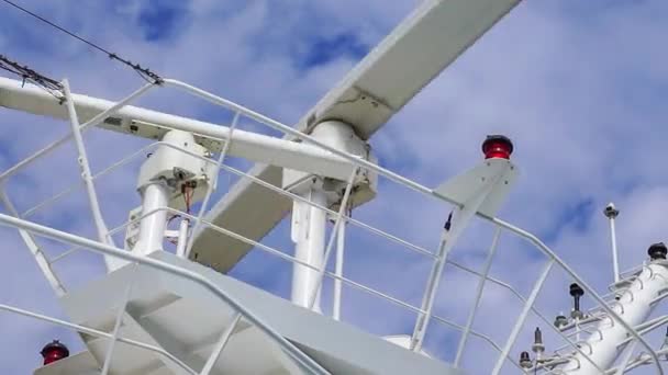 Equipo de radar contra el cielo en crucero — Vídeos de Stock