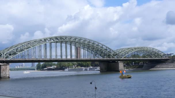 Puente en Colonia, Alemania — Vídeos de Stock