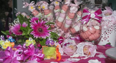 renkli ve yığılmış paketindeki sakızlı şeker