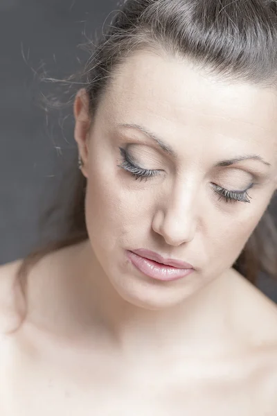 Frau mit den Augen, die nach unten schauen — Stockfoto