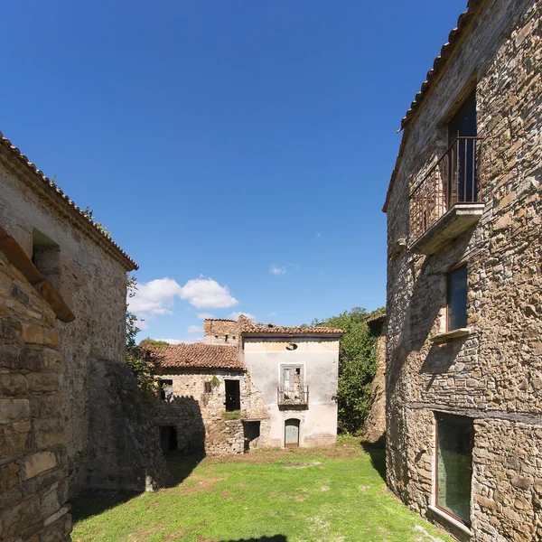 Casas y edificios abandonados en Roscigno en Cilento — Foto de Stock