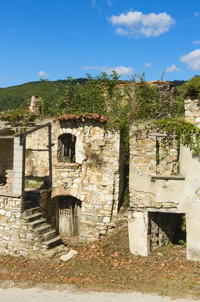 Evler ve Roscigno Cilento içinde terk edilmiş binalarda — Stok fotoğraf
