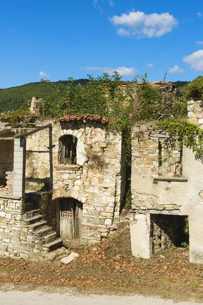 Häuser und verlassene Gebäude in roscigno im cilento — Stockfoto