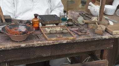 Bilancina küçük ağırlık pirinç