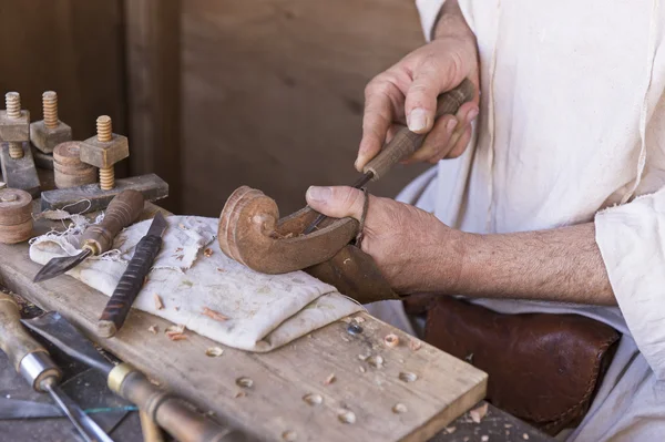 Handwerker, der ein Musikinstrument vorbereitet — Stockfoto