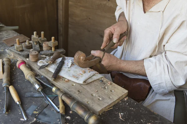 Handwerker, der ein Musikinstrument vorbereitet — Stockfoto