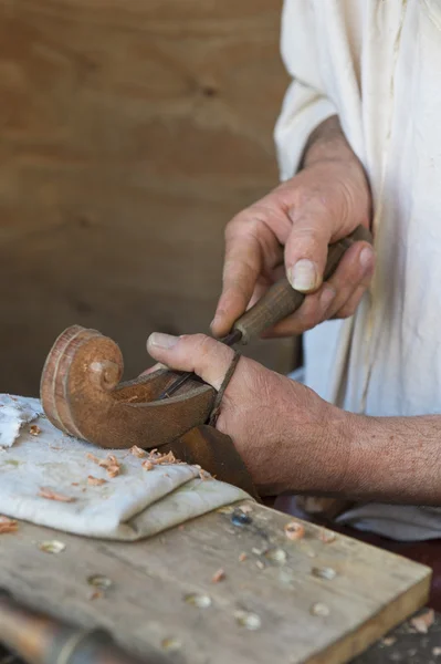 Ремесленник, который готовит музыкальный инструмент — стоковое фото