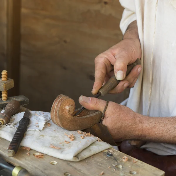 Handwerker, der ein Musikinstrument vorbereitet — Stockfoto