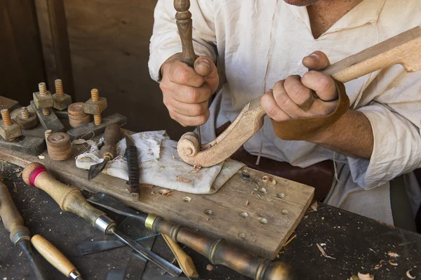 Handwerker, der ein Musikinstrument vorbereitet lizenzfreie Stockfotos