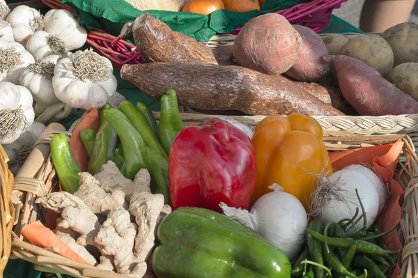 Cesta com legumes e frutas de vários tipos Imagens De Bancos De Imagens
