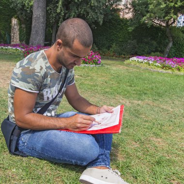 çizerken genç sanatçı