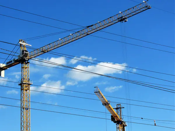 Guindastes Trabalho Canteiro Obras Contra Céu Azul — Fotografia de Stock