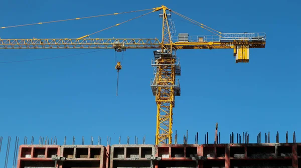 Guindastes Trabalho Canteiro Obras Contra Céu Azul — Fotografia de Stock