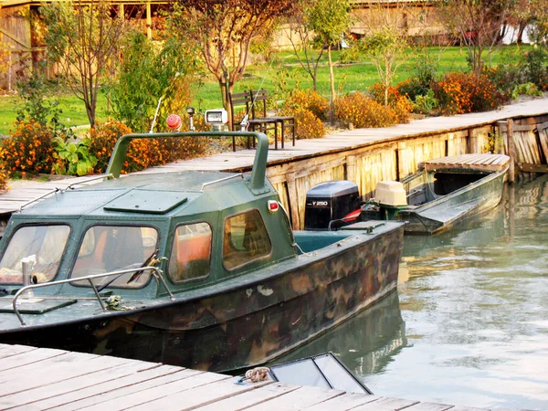 Tuna Nehri 'nin sonbahar rıhtımında demirlemiş eski bir motorlu tekne..
