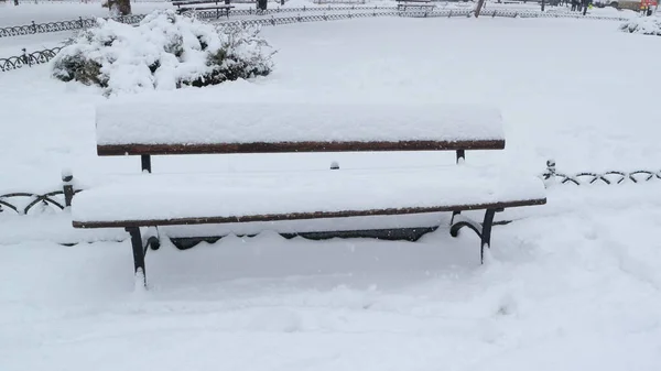 Banco Coberto Neve Uma Das Praças Cidade — Fotografia de Stock