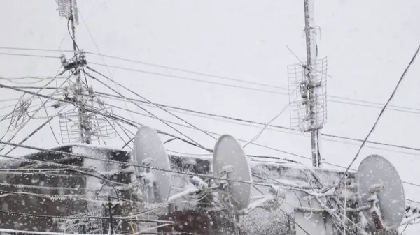 Antennes Télévision Enneigées Sur Toit Immeuble Plusieurs Étages — Photo