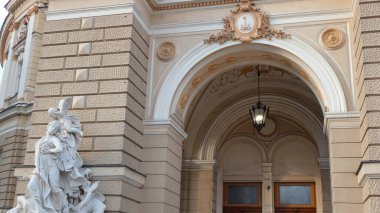 1887 'de inşa edilen Odessa Opera ve Bale Tiyatrosu' nun merkezi girişi ve şehrin arması dünyanın en güzel tiyatrolarından biridir..