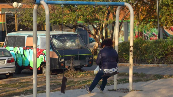 Kadın çocukluğunu hatırladı. Çocuk parkında salıncakta sallanıyordu..