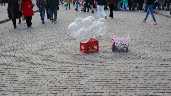 Kaldırımın ortasındaki kutularda yürüyen çocuklar için şeffaf balonlar..