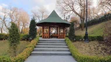 Odessa 'daki İstanbul Parkı' nda dinlenmek için çardağa çıkan merdiven..