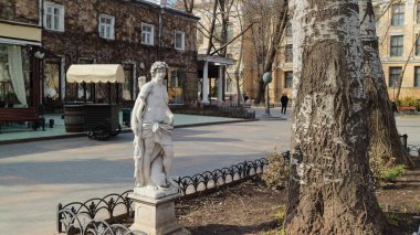 Şehir parkında eski alçı heykel.