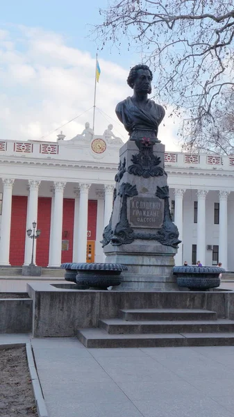 Odessa 'daki A.S. Puşkin Anıtı, 1887-1889 yılları arasında Odessa vatandaşları tarafından toplanan fonlarla inşa edilmiştir..