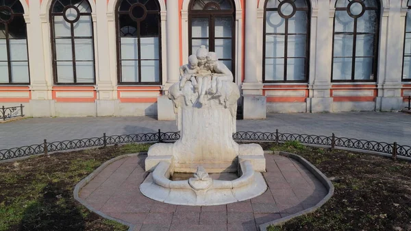 Fransız heykeltıraş Max Blond 'un Gençlik Heykeli. 1905-1907 yılları arasında Odessa 'da kuruldu..