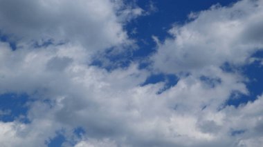 Tuhaf beyaz ve gri bulutlu güzel mavi gökyüzü arkaplanı.