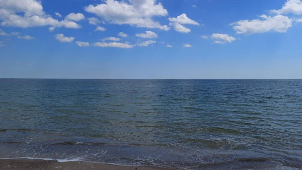 Paesaggio Primaverile Con Bellissimo Mare Colorato Cielo Nuvoloso Blu — Foto Stock