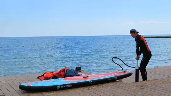 Odessa açıklarında Karadeniz 'de SUP sörfü.