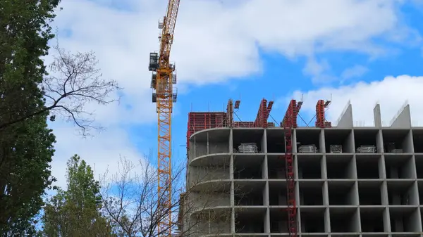 Quadro Edifício Construção Guindaste Fundo Céu Azul Nublado — Fotografia de Stock