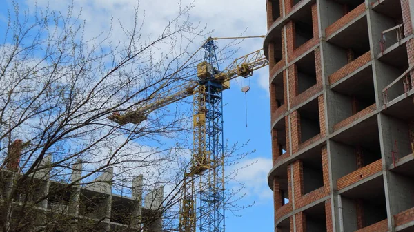 Quadro Edifício Construção Guindaste Fundo Céu Azul Nublado — Fotografia de Stock