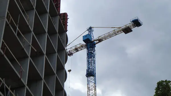 Quadro Edifício Construção Guindaste Fundo Céu Nublado — Fotografia de Stock