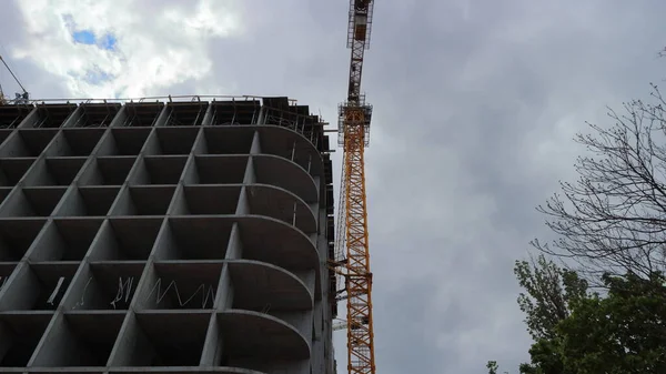 Quadro Edifício Construção Guindaste Fundo Céu Nublado — Fotografia de Stock