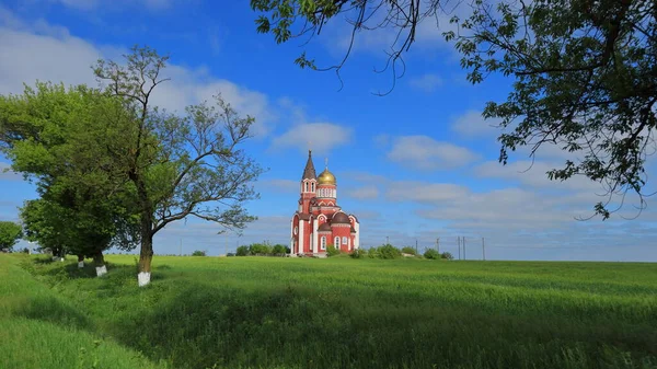 Una Bella Chiesa Rossa Con Cupola Dorata Croci Erge Mezzo — Foto Stock