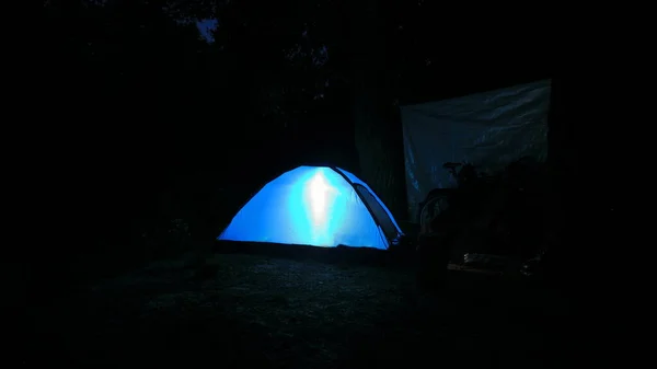Blå Tält Upplyst Från Insidan Natten Skogsglänta — Stockfoto
