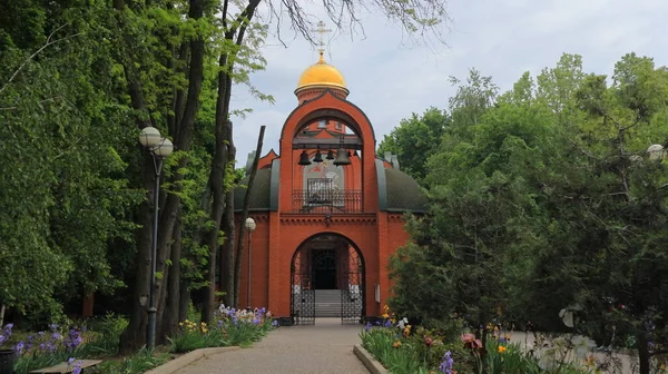 Una Bella Chiesa Mattoni Rossi Con Cupola Dorata Campanile Sotto — Foto Stock