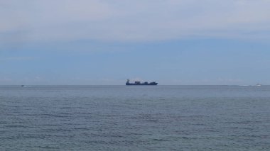 Karadeniz ufkunda büyük bir ticaret gemisi yelken açıyor..