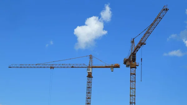 Guindastes Construção Altos Contra Céu Azul Nublado Fazer Seu Trabalho — Fotografia de Stock