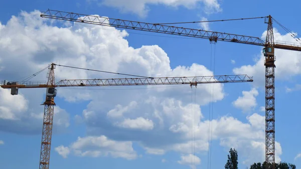 Guindastes Construção Altos Contra Céu Azul Nublado Fazer Seu Trabalho — Fotografia de Stock