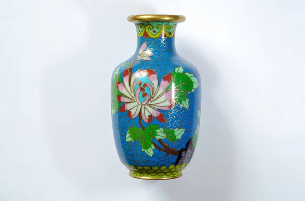 Blu Oro Cloisonne Smalto Fiore Vaso Urna Cinese Sfondo Bianco — Foto Stock