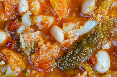 Toskana fasulyesi ve sebzeli lahana çorbası. Sağlık ve kilo kaybı için besleyici bir yemek.