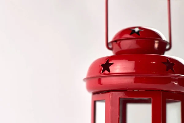 Червоний Металевий Ліхтар Свічник Білому Тлі Отворами Вигляді Зірок Світлових — стокове фото