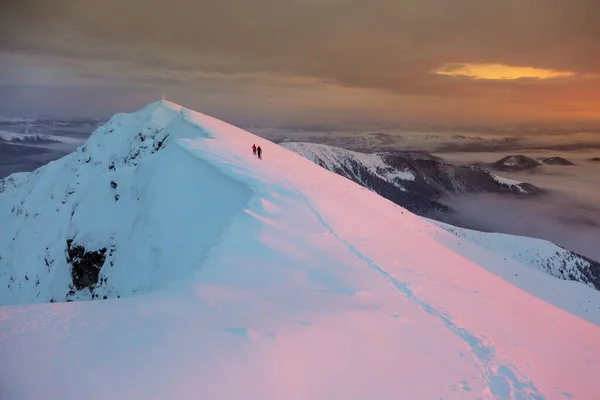 Zwei Wanderer Erklimmen Den Verschneiten Berg Bei Sonnenuntergang Alpiner Winterblick — Stockfoto