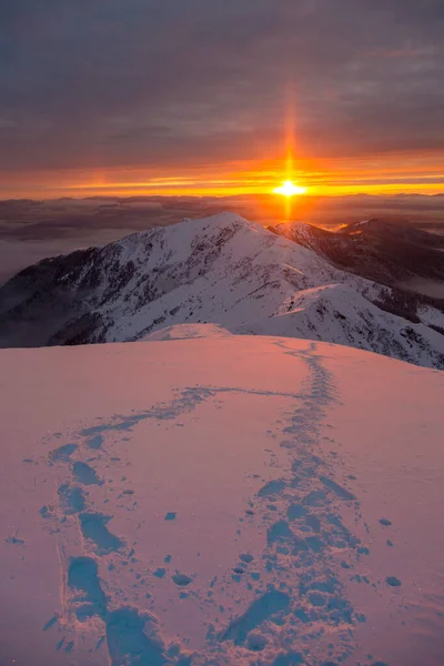 Tramonto Arancione Splende Sui Sentieri Che Conducono Alla Cima Una — Foto Stock