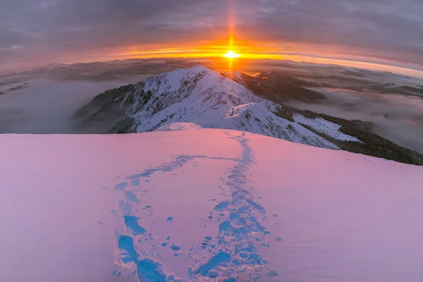 Wege Die Zum Gipfel Eines Verschneiten Berges Führen Tiefschnee Bei — Stockfoto